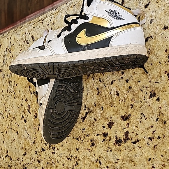 Jordan 1 Mid. Like new! Size 3Y - Picture 4 of 4